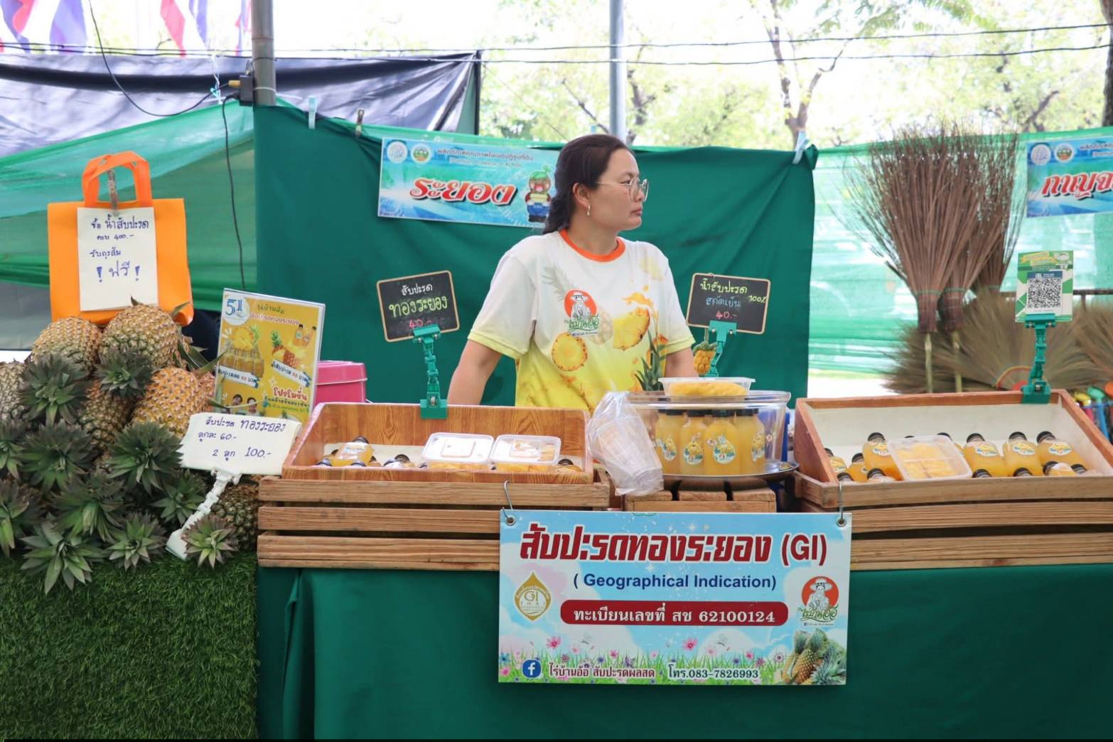 title - รัฐมนตรีว่าการกระทรวงเกษตรและสหกรณ์ พร้อมด้วยคณะผู้บริหาร ส.ป.ก. เข้าเยี่ยมชมโซนกิจกรรมฝึกอาชีพ Workshop งานศิลปหัตถกรรม (ศพส.) กิจกรรมจัดขึ้นภายใต้งาน วันคล้ายวันสถาปนาครบรอบ 51 ปี ส.ป.ก. ณ สำนักงานการปฏิรูปที่ดินเพื่อเกษตรกรรม